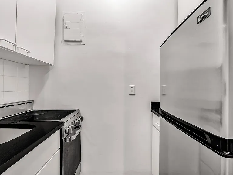 208 W 23rd St #1008 — Photo 6