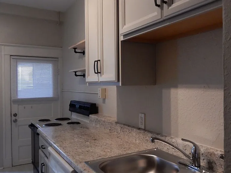 359-361 Elm Ave SW — Photo 7