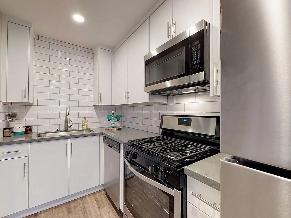 Building Photo - 303 W Clemmens Ln