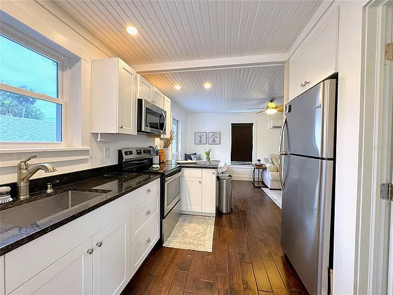 222 NE 1st Ave — Photo 11