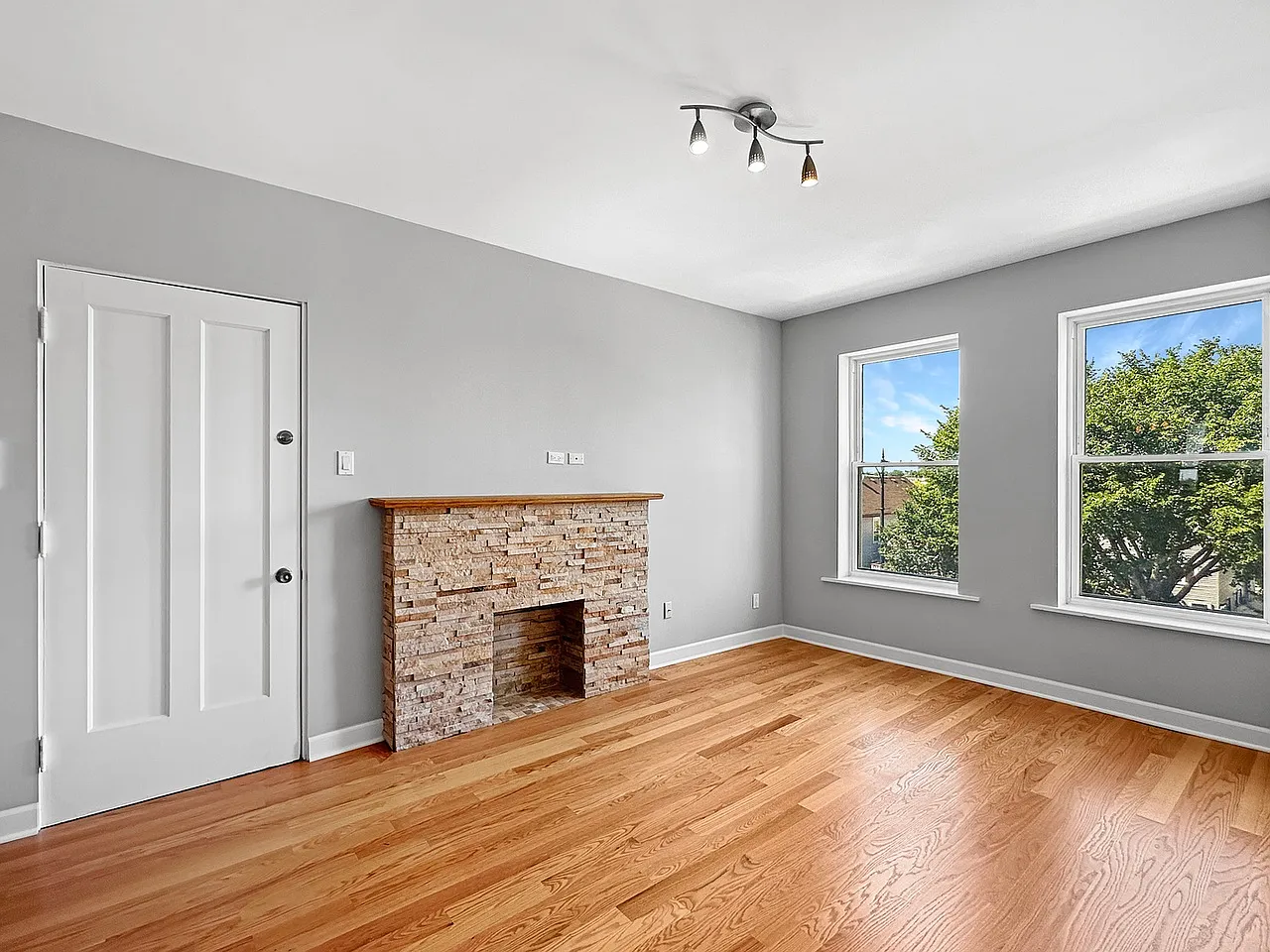 2 bed, 800 sqft, $2,450 — Photo 2
