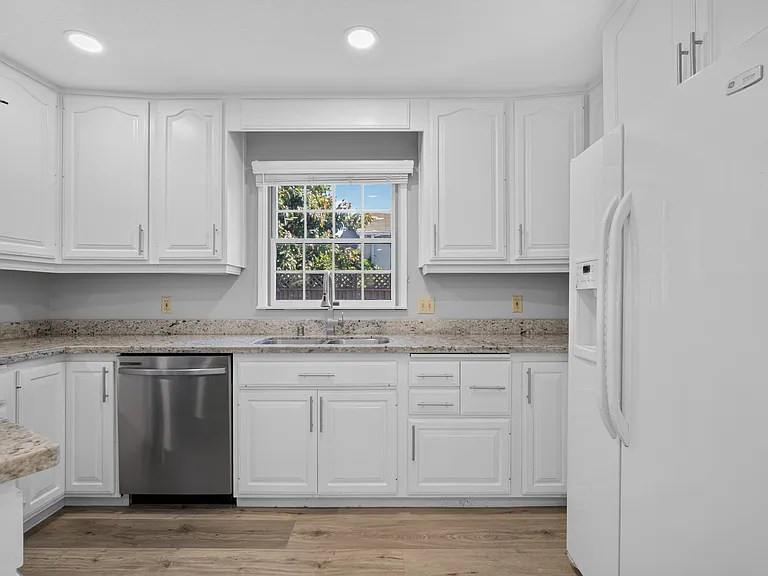 530 Irving Ave — Photo 12