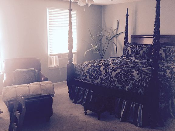 HUGE Master  w Walk-in /Bath