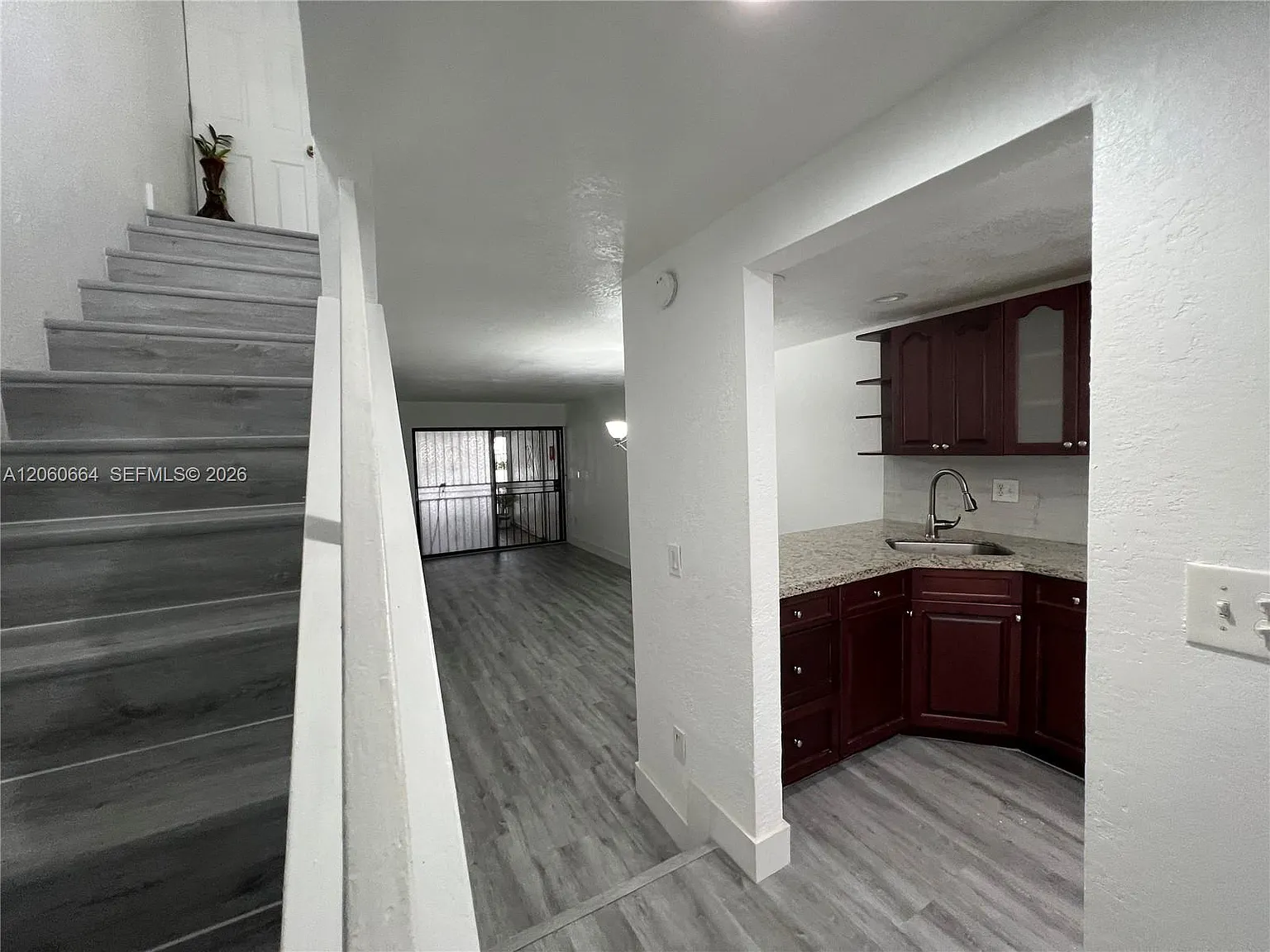 River Club Townhouse Cond — Photo 3