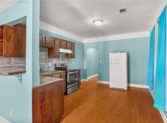 4th image of 2530 Elder St