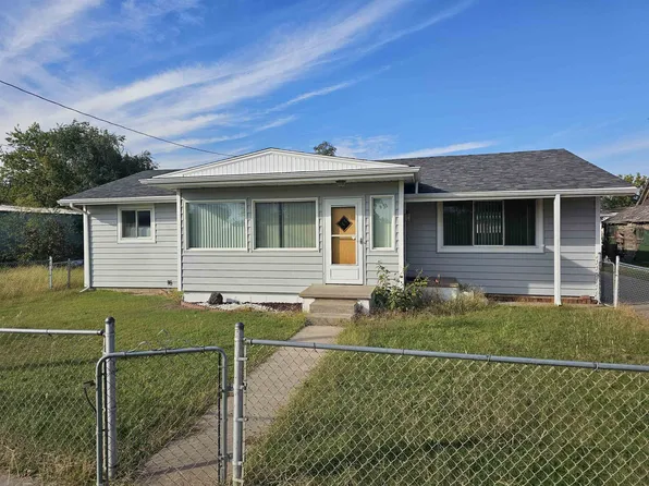 719 E 3rd St, Larned, KS 67550