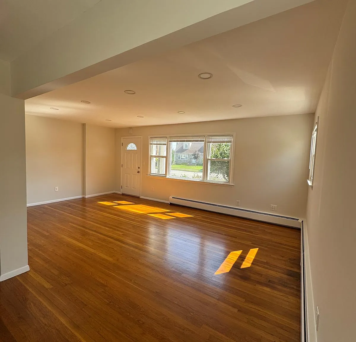 3 bed, 900 sqft, $4,000 — Photo 2