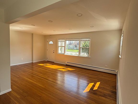 2nd image of 131 Roslyn Rd APT 1