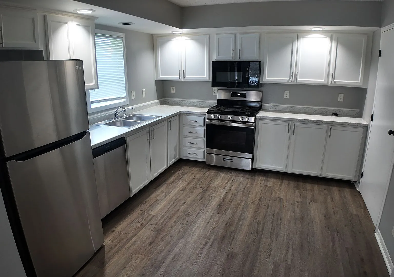 Remodeled 4 Bedroom Home with Big Kitchen and Central A/C & Heat — Photo 4