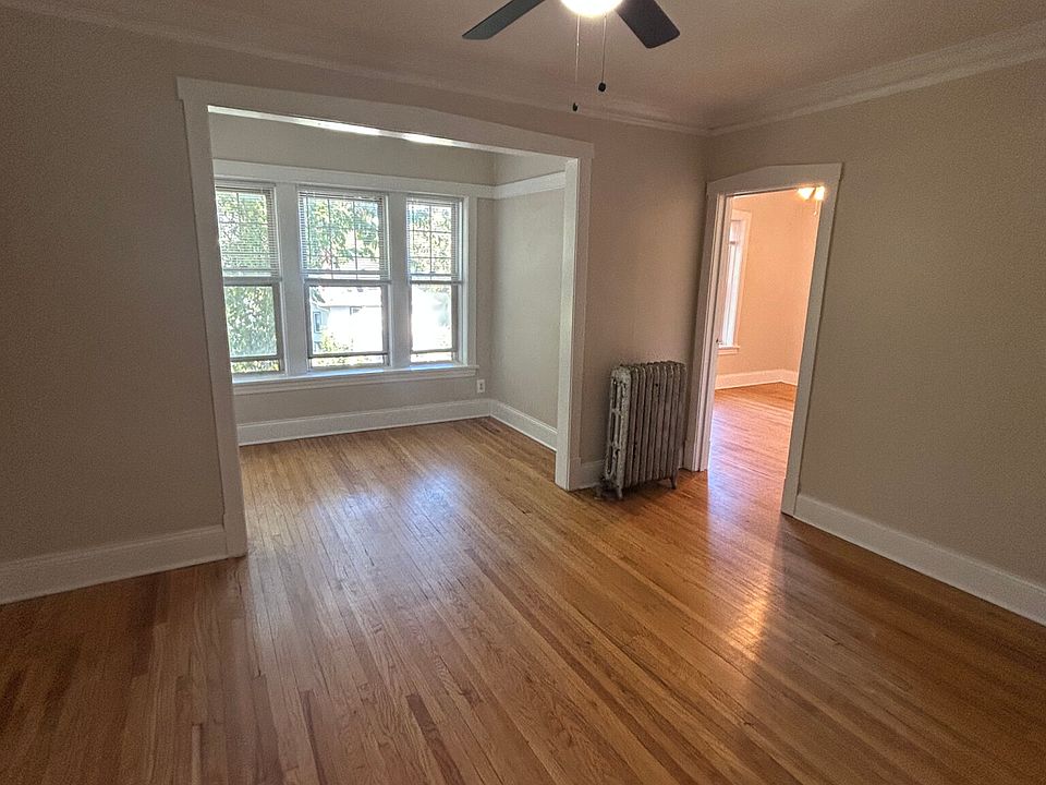 1st image of 904 Seward St APT 1