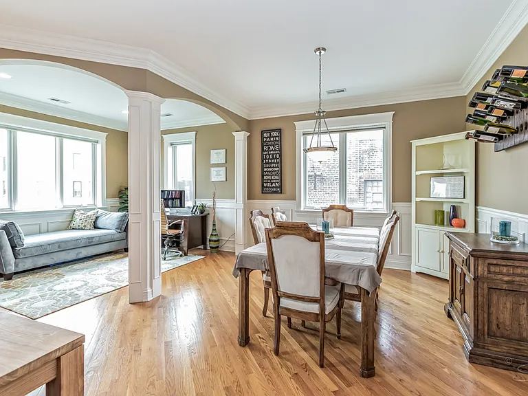 2450 W Montrose Ave #2W — Photo 2