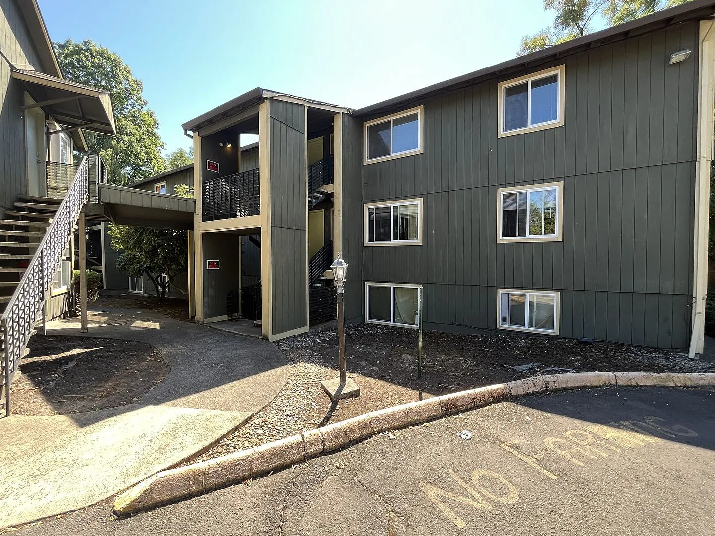 Bright Upper-Level 2 Bedroom Apartment with In-Unit Washer & Dryer Near Multnomah Village — Photo 2
