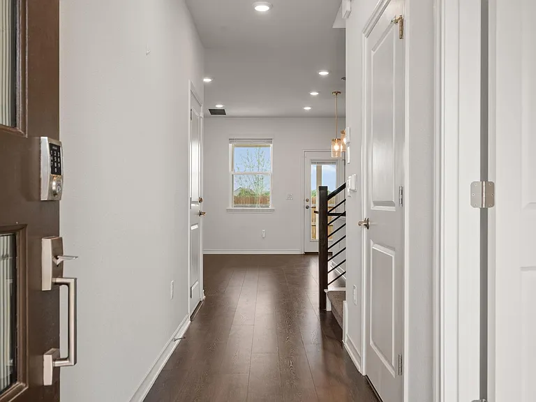 2902 Tavern Dr — Photo 2