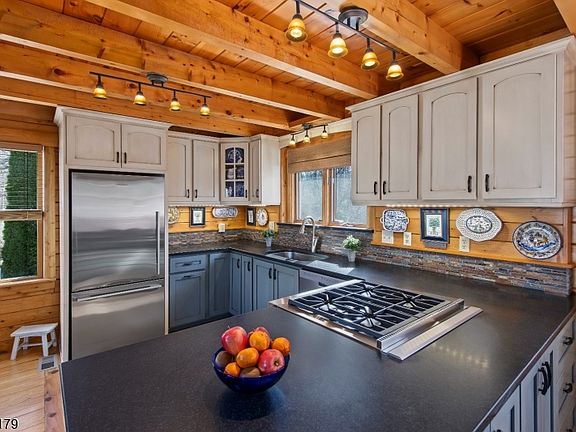 4th image of 8 Huntsville Rd