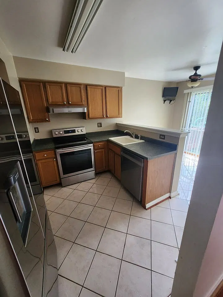 4 bed, 3.5 bath, 2000 sqft, $3,200 — Photo 3
