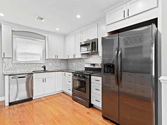 5th image of 18 Linden Pl
