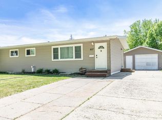 617 Cedar Ln, Moorhead, MN 56560