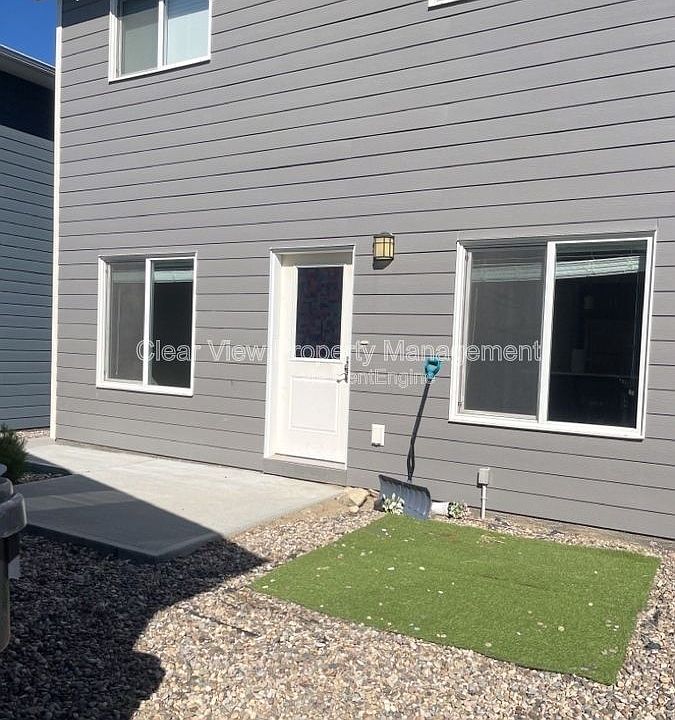 1st image of 322 Skeena Cres W