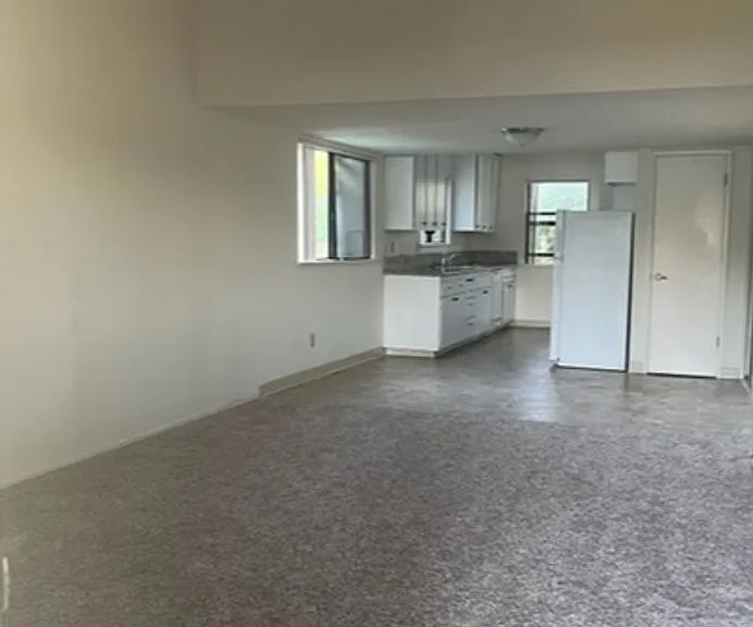 1930 Sycamore Ln — Photo 2