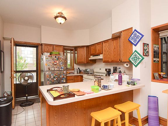 3rd image of 931 W Gunnison St APT 1