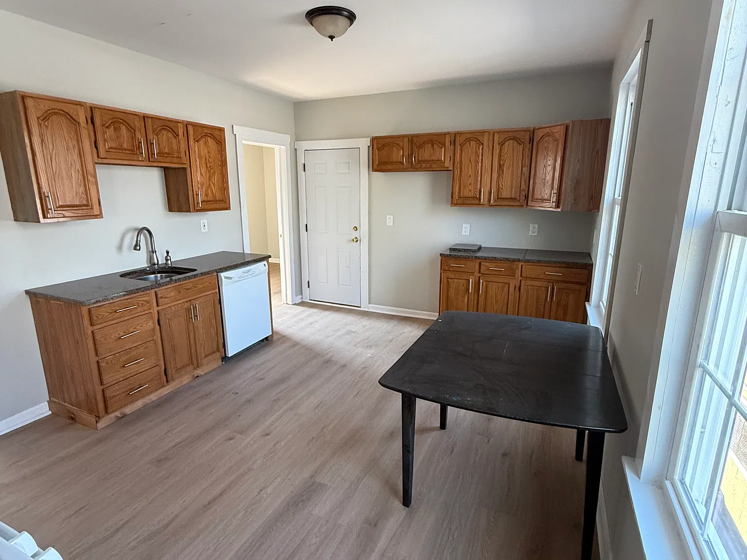3 bed, 1200 sqft, $1,300 — Photo 4