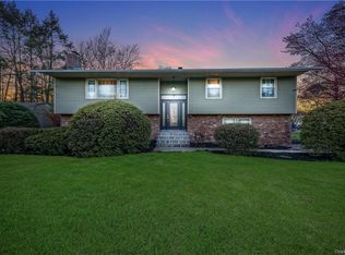 13 Willow Pkwy, New Windsor, NY 12553