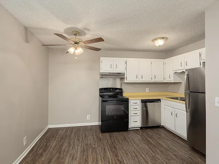 Hartford House Apartments — Photo 13