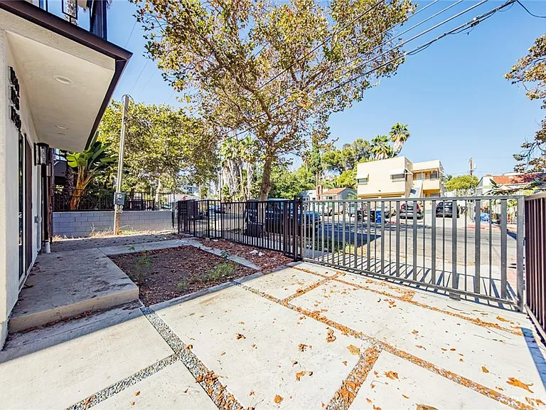 1243 N Sycamore Ave — Photo 43