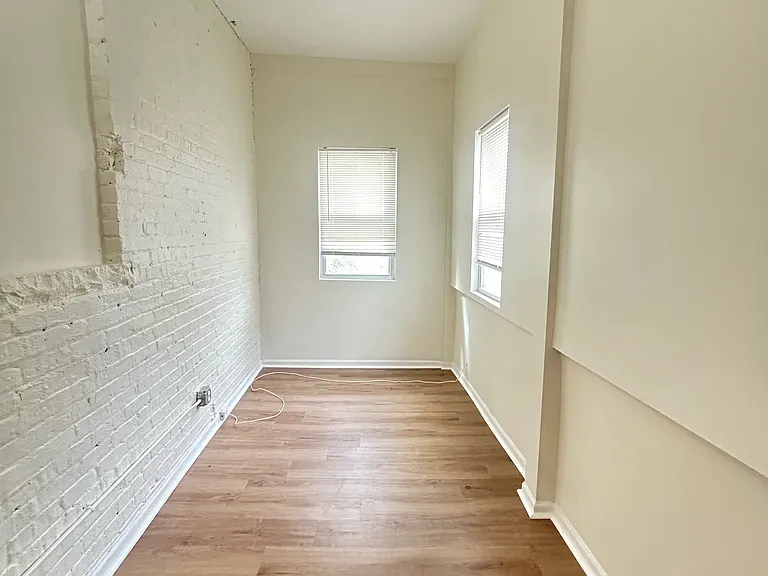 1006 W 77th St #2 — Photo 2