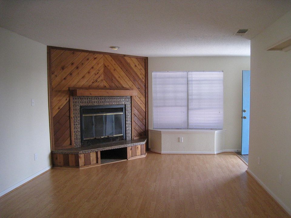 UPSTAIRS Living Rm / Entry view