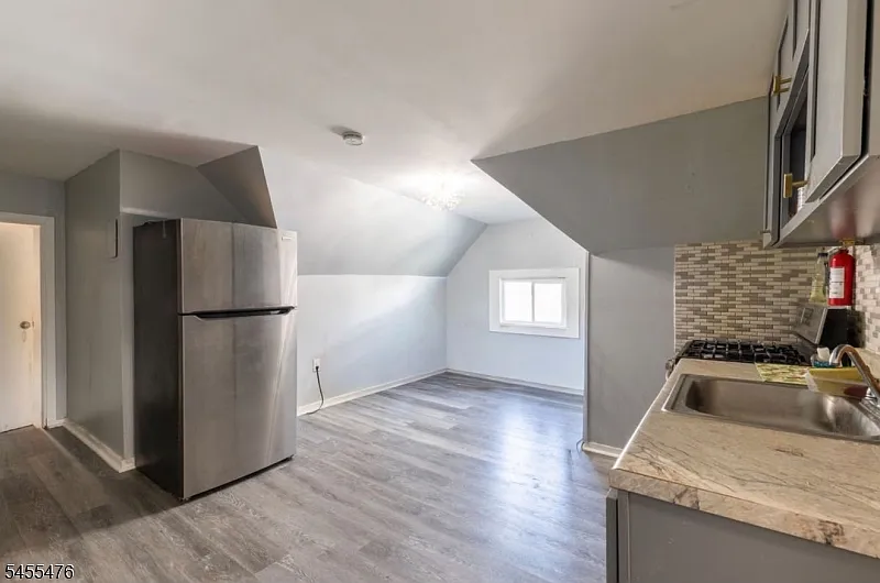 3 bed, 1.0 bath, $2,300 — Photo 4
