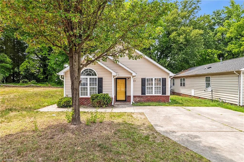 3 bed, 2.0 bath, 1264 sqft, $1,900 — Photo 1