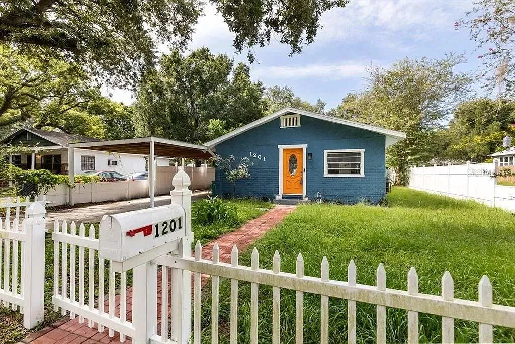 2 bed, 1.0 bath, 1056 sqft, $2,300 — Photo 1
