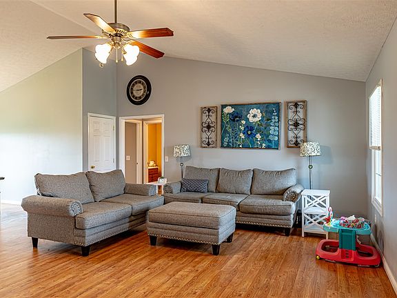5th image of 99 Castle Ct