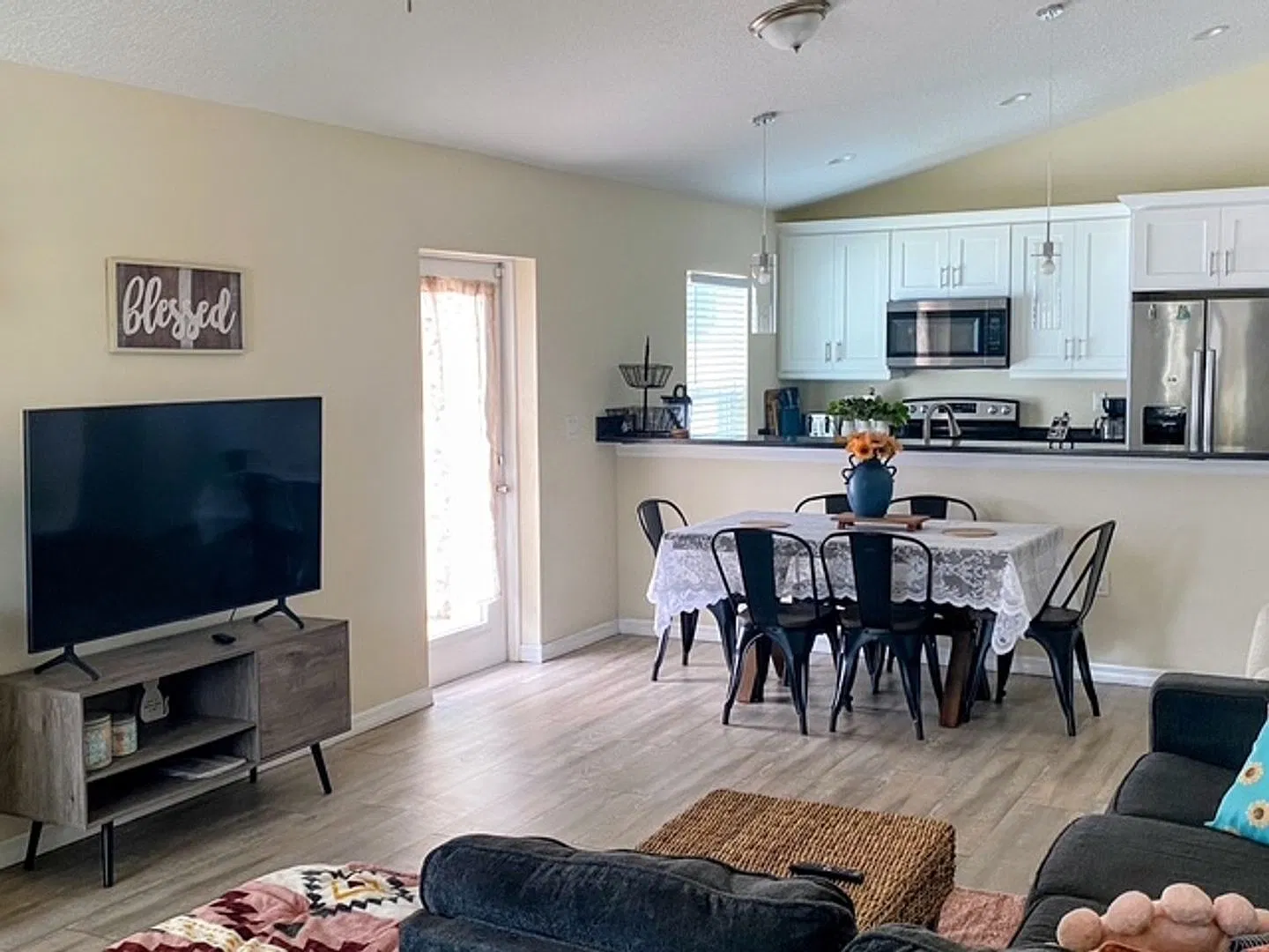 Modern, Fully Furnished 3-Bedroom Home with Fenced Backyard in Tampa! — Photo 4