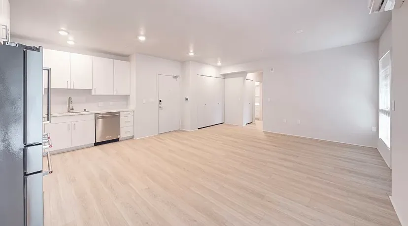 2 bed, 910 sqft, $3,400 — Photo 3