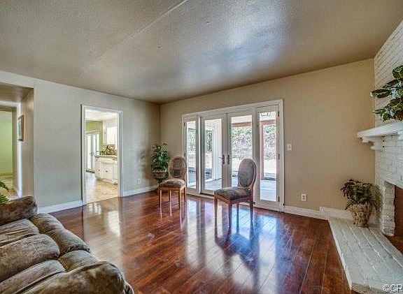 3rd image of 1041 N Mariposa Ave