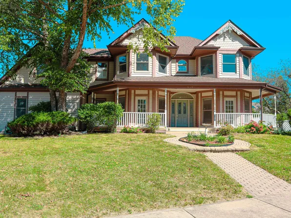 161 N Buckingham Dr, Sugar Grove, IL 60554