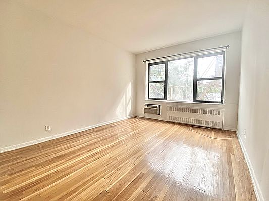 5th image of 424 W 57th St APT 5B