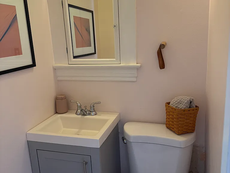 4534 Thackeray Pl NE — Photo 9