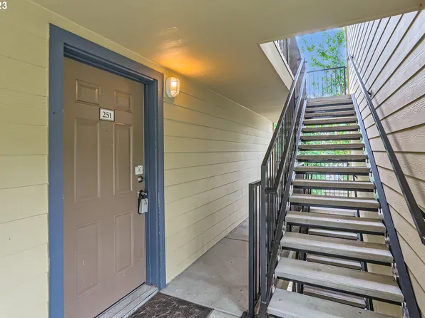 251 SE 162nd Ave, Portland, OR 97233