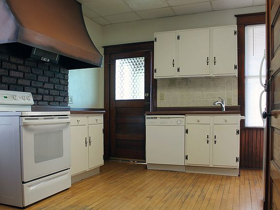 Electric Oven, Dishwasher, Full Refrigerator