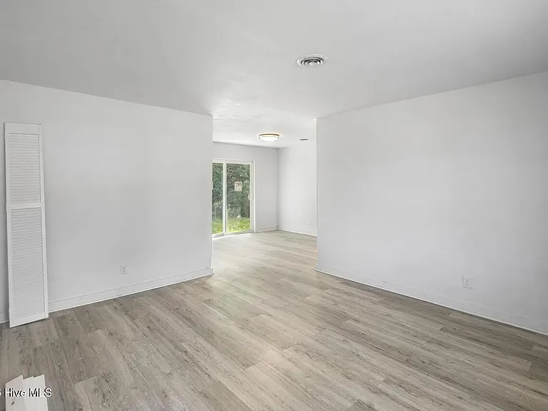 106 E Walker St — Photo 2