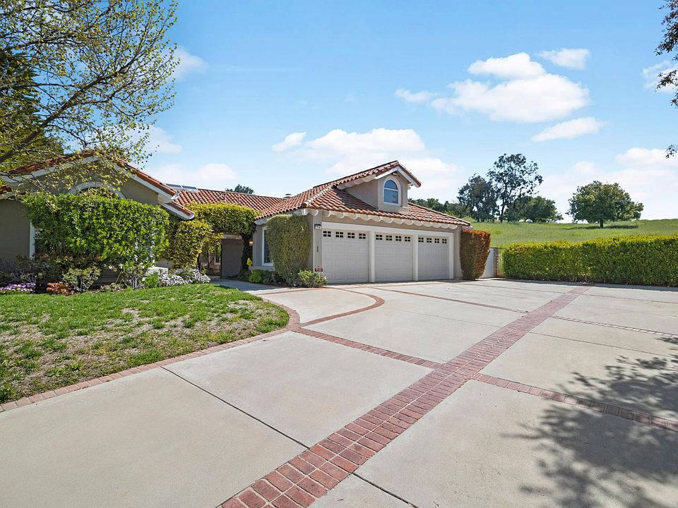 1st image of 22101 Cairnloch St