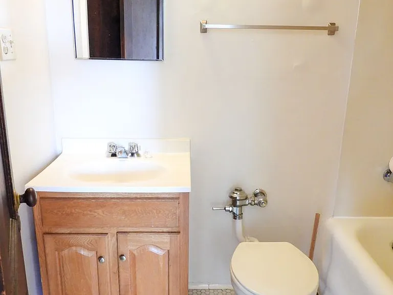 1560 E. Broad St. — Photo 113
