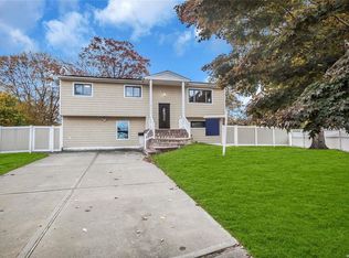 7 Gem Ct, Brentwood, NY 11717