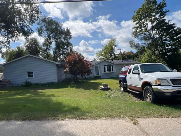 4200 Brookfield Dr, White Lake, MI 48383