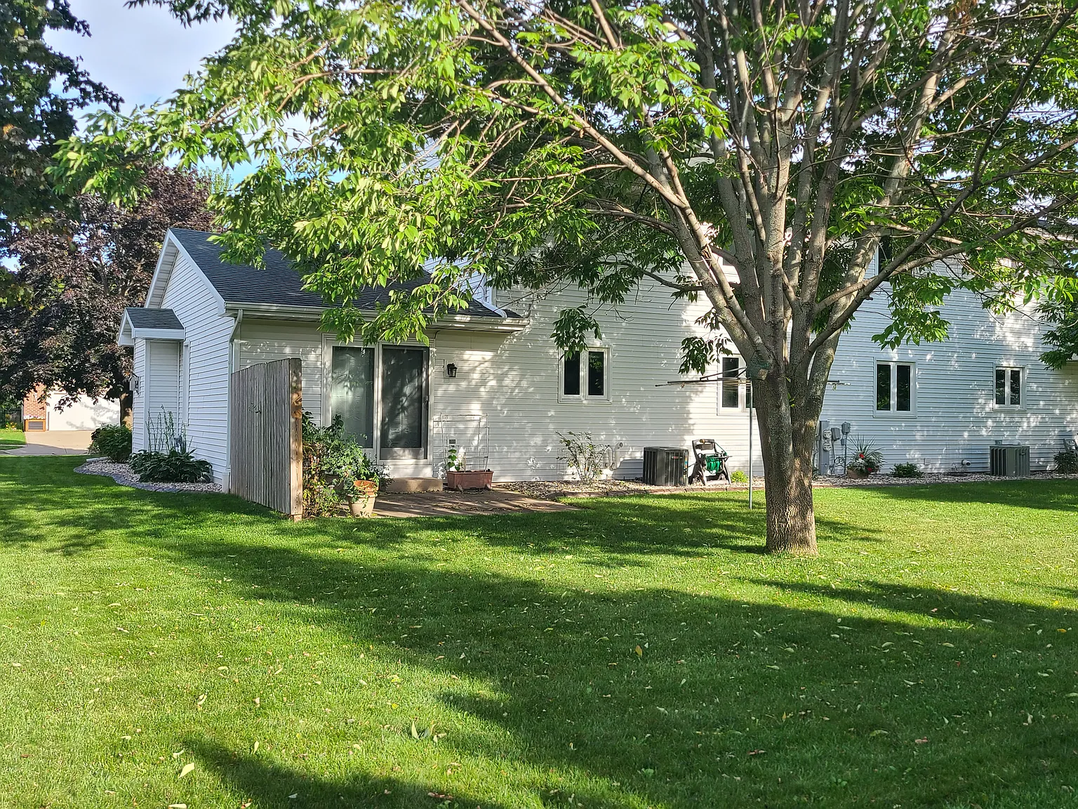 3 bed, 1955 sqft, $1,850 — Photo 3