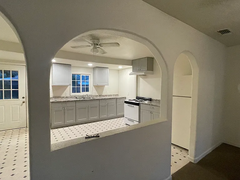 341 Dorman Ave — Photo 3