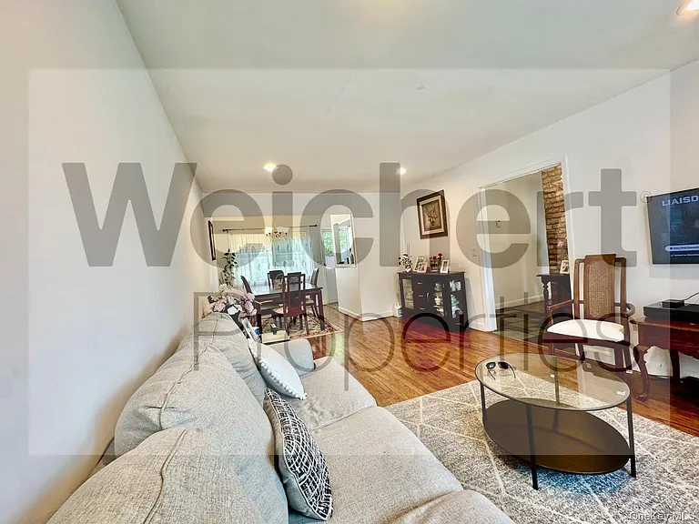 211 W 22nd St — Photo 4